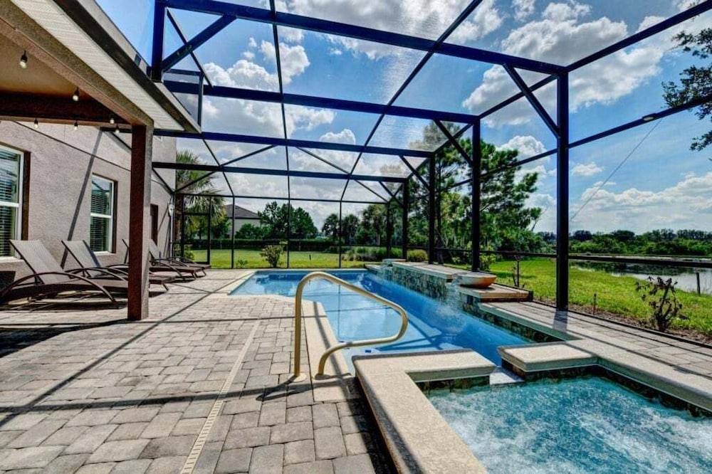 Spacious 5-Bedroom Resort Pool Home with Lake View 5 Villa