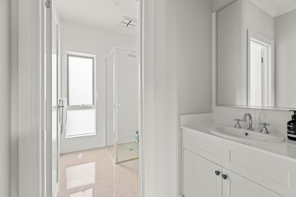 StayAU Contemporary 5BRM Families Home Point Cook