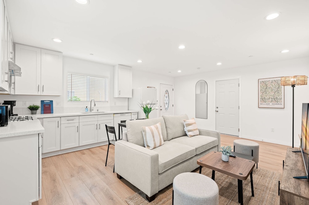Cozy Modern Stay in Alhambra 30plus Days Welcome