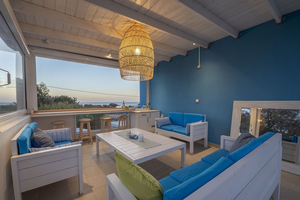 Seabreeze Villa - with Jacuzzi & heated pool