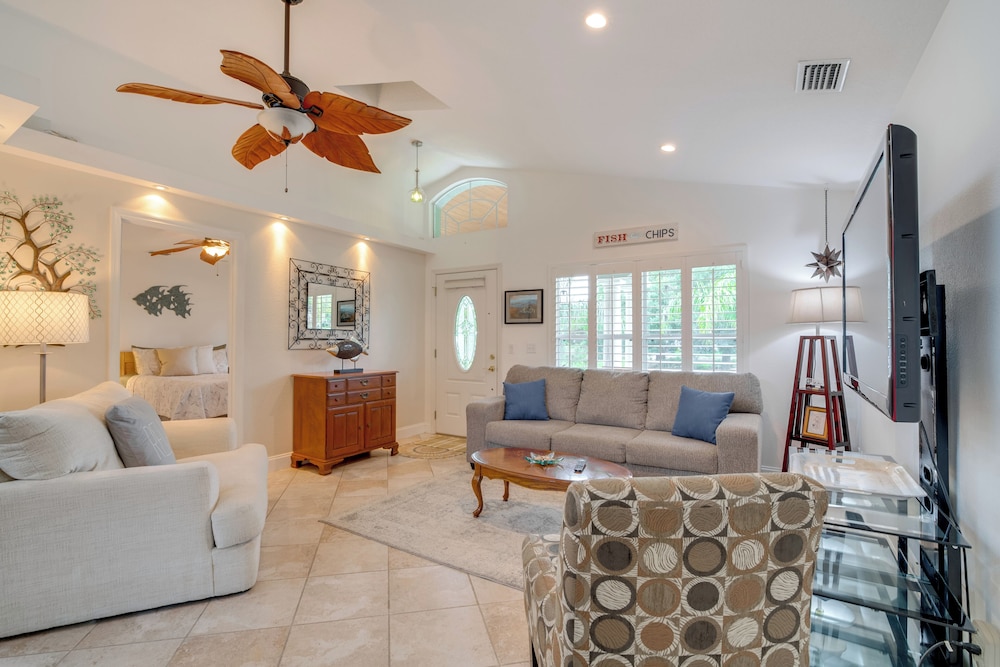 Canal-front Relaxation: Crystal River Home w/ Dock