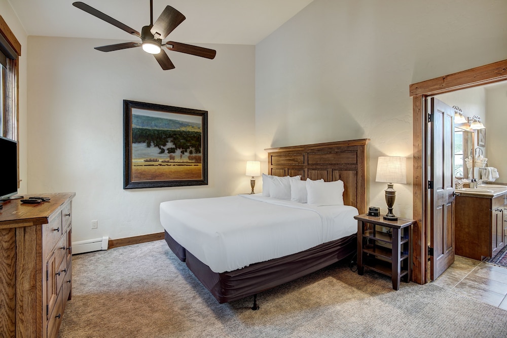 Spacious Upstairs Townhome With Private Garage 2 Bedroom Condo