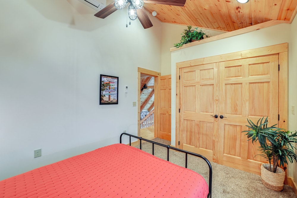 Large Deck & Shared Dock: Cabin on Kentucky Lake!