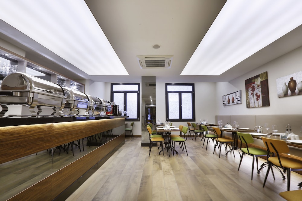 The White Orient Otel - Image 18