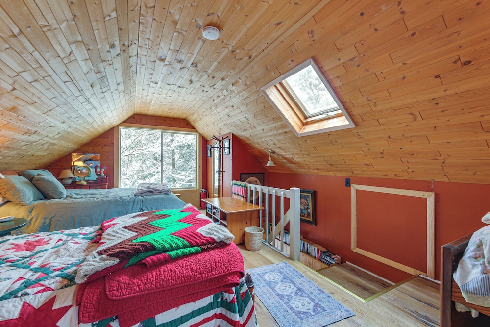 Cozy Ski Retreat! 3 Mi to Okemo Mtn Slopes