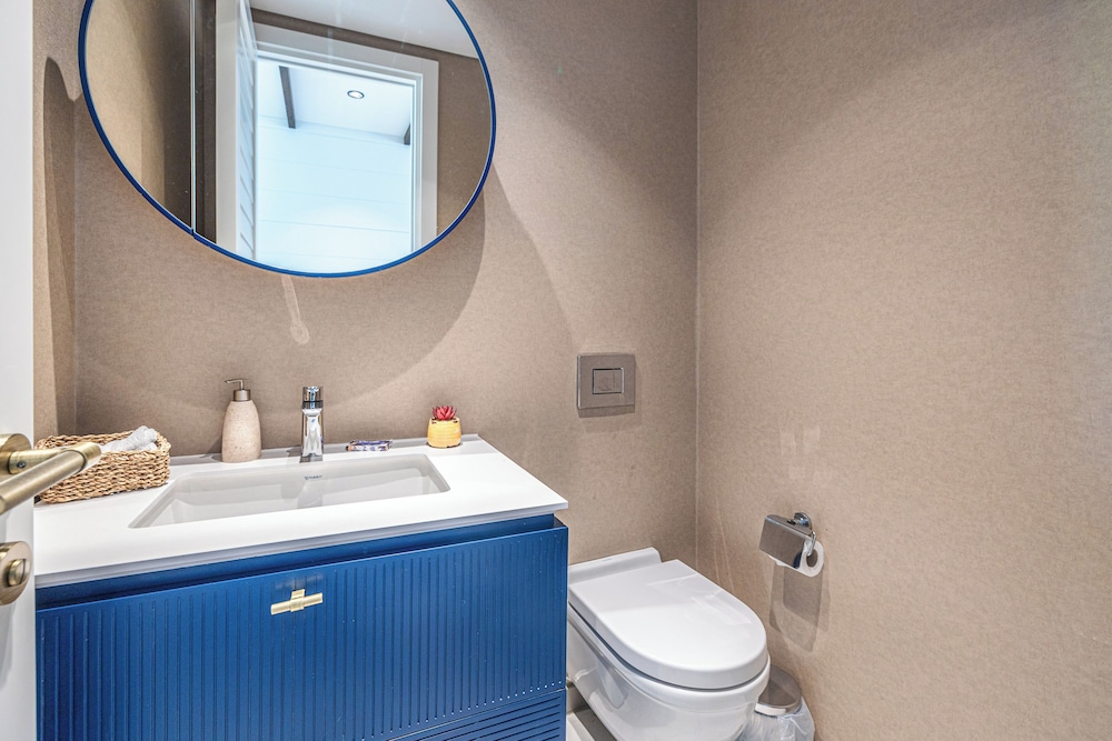 1-Bedroom Seafront Flat with Hotel Amenities