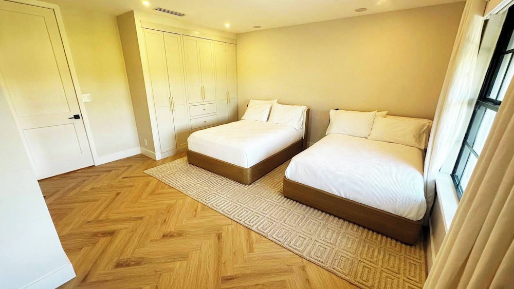 New 5 Bedroom Modern Villa on Golf Course