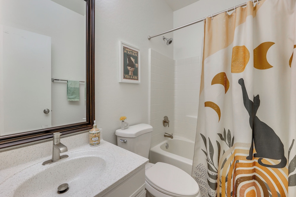 3 Mi to Dtwn: Mesa Townhome w/ Patio