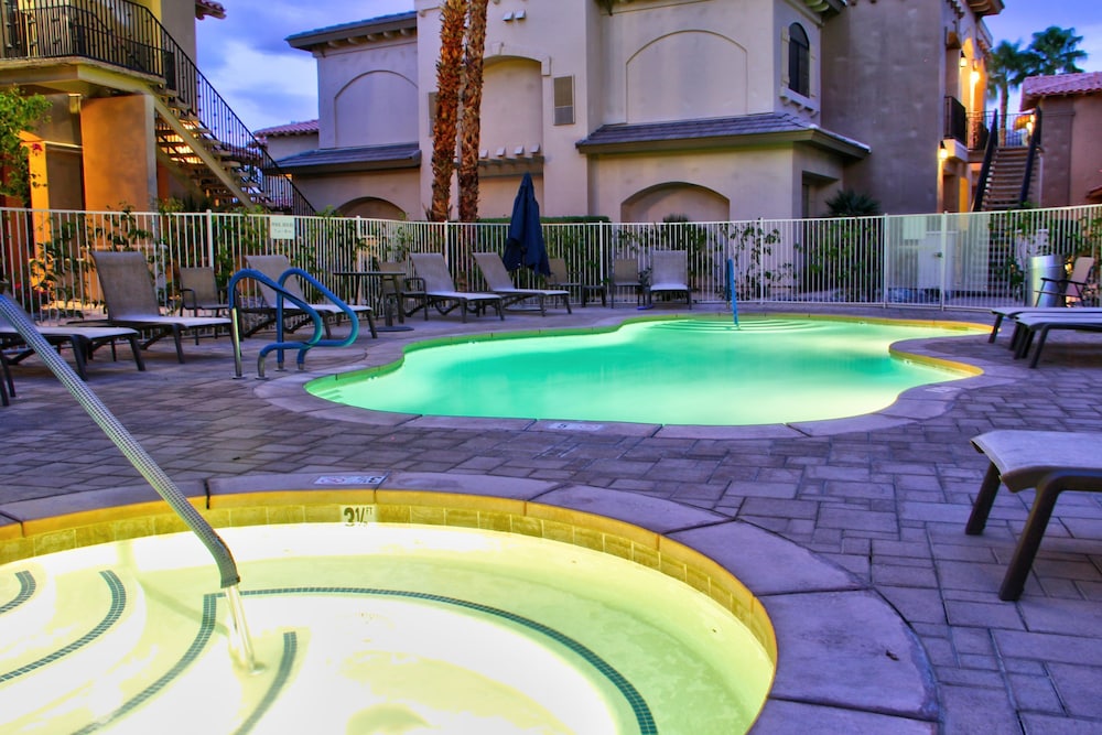MCM Styled Condo Sleeps 4 Pool hot tub