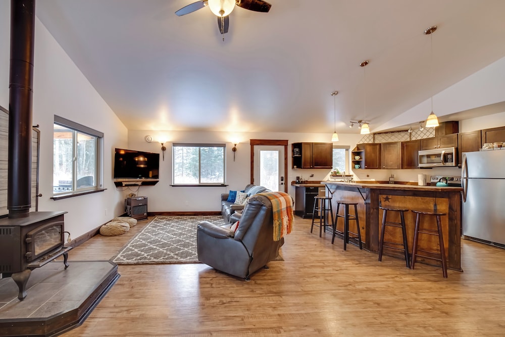 Denali Basecamp: Cozy Talkeetna Chalet w/ Fire Pit