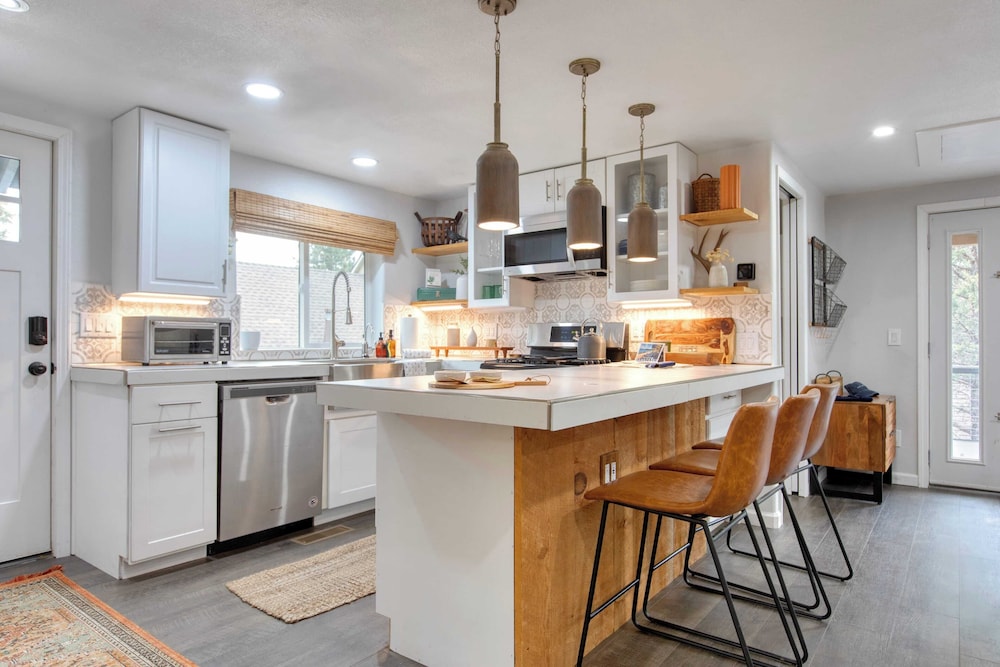 Cozy 2BR Fawnskin Cabin Big Bear Lake, Hiking Trails & Snow Summit Nearby