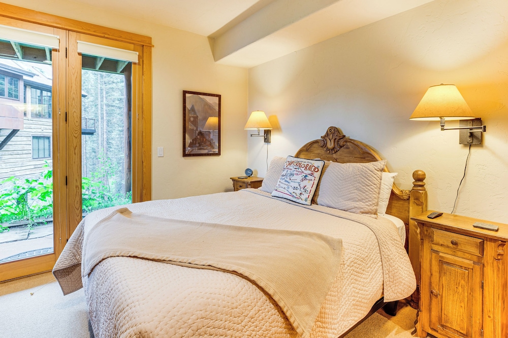 Stunning Views! Ski-in/out Mountain Village Cabin