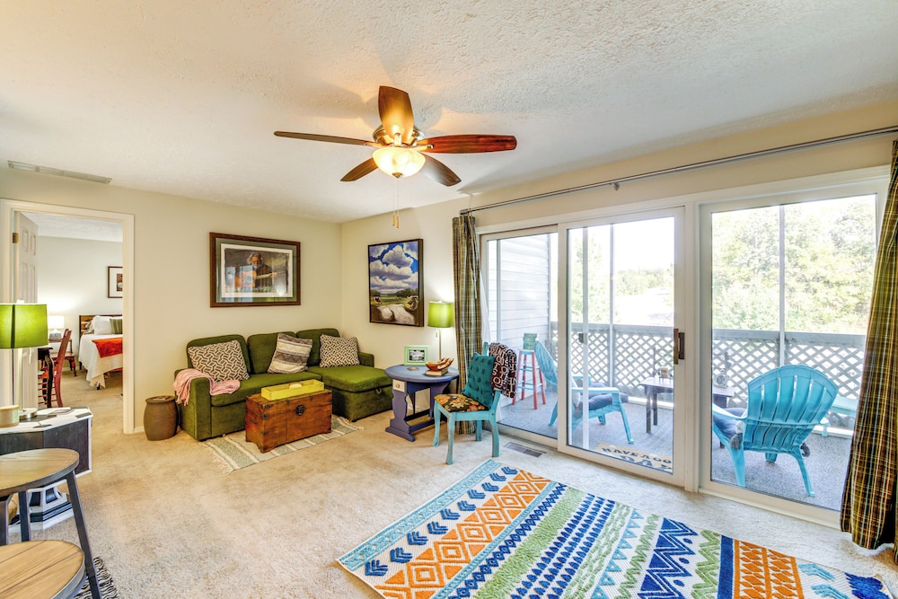 3 Mi to IU: Dog-friendly Condo w/ Pool Access!