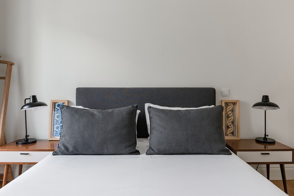 Lis001 · Mid-century Inspired Apartment With River Views view 2