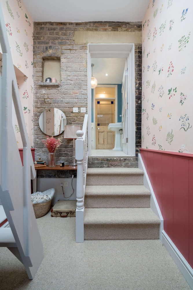 JOIVY Stylish 2-Bed House W/ Private Garden In Hackney