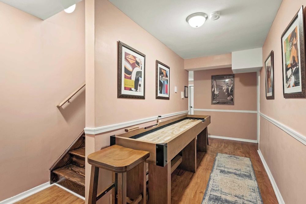 Lakeview Retreat w/ Kayaks, Game Room, Firepits Gated Community w/ Lake + Beach Access