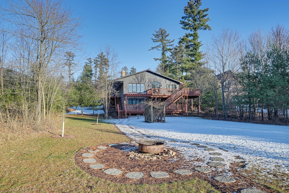 Lake Arbutus Cabin: Private Deck & Hot Tub! view 3