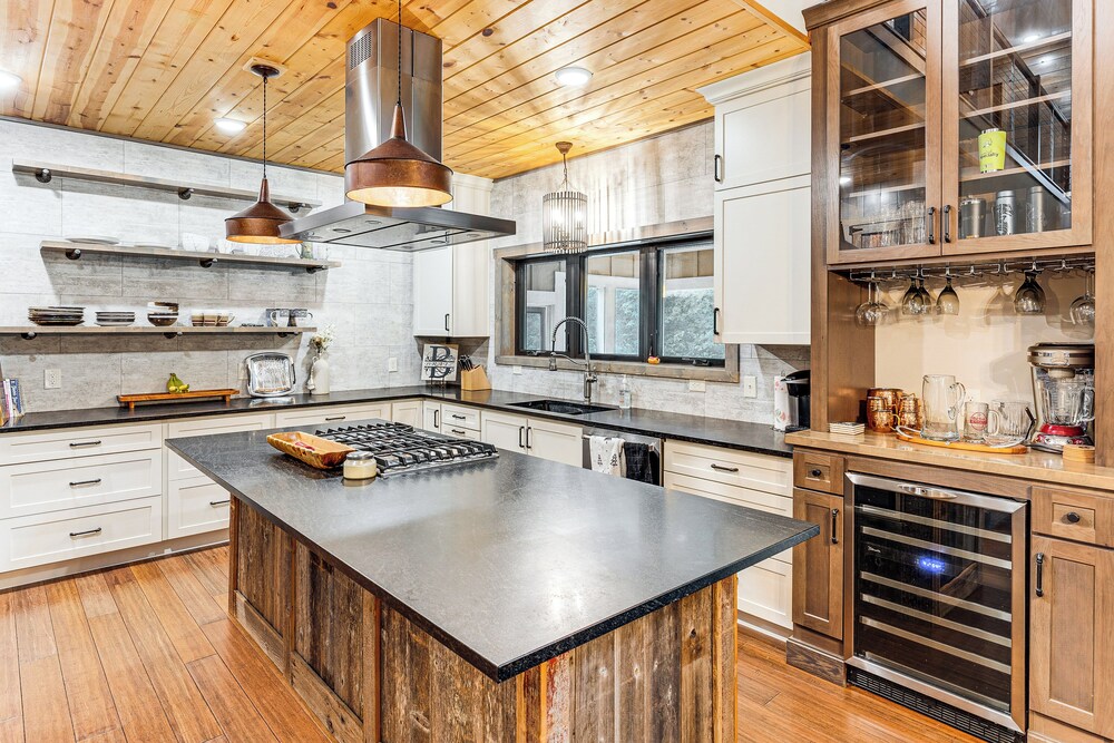 Luxe Barndominium Retreat Near Blue Spring Lake!