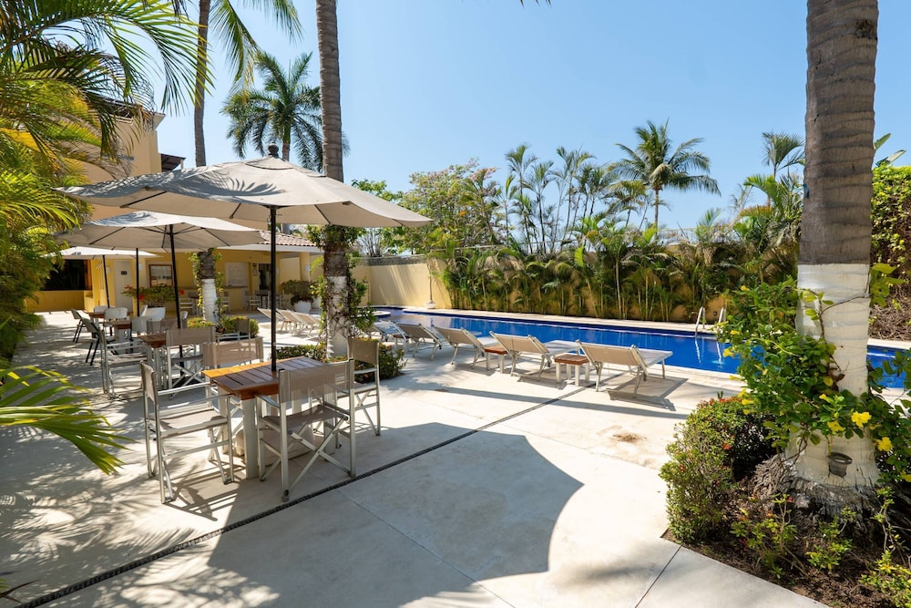 Sleeps 10 Views Beach 1 Block