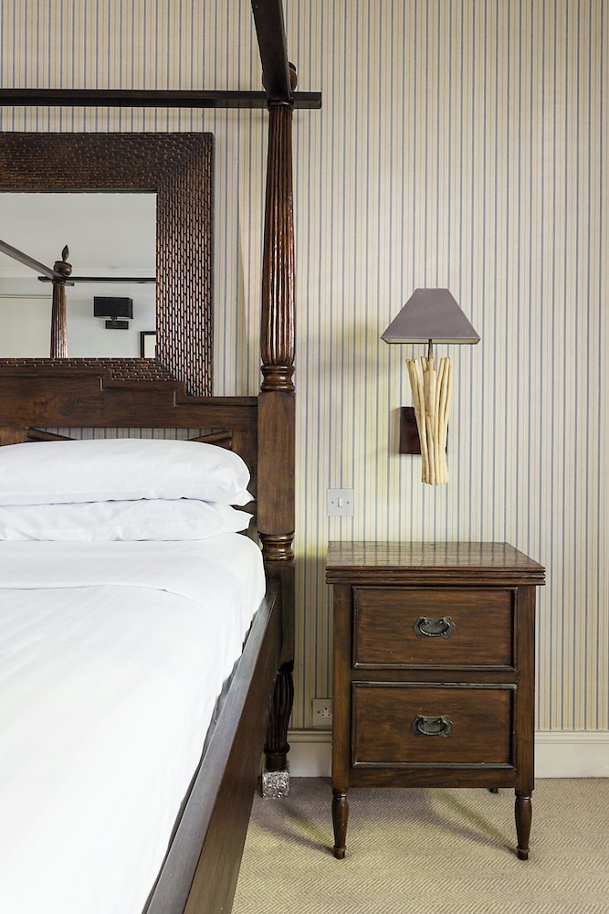 Holland Park Avenue VII by Onefinestay