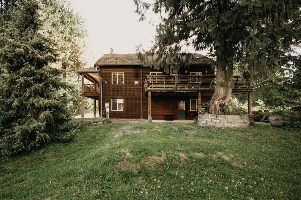 77mbr - Wi-fi - Fireplace - Pets Ok - Bbq 3 Bedroom Cabin by RedAwning