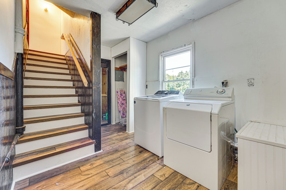 Private Pool & Yard: Pet-friendly Home in Toledo