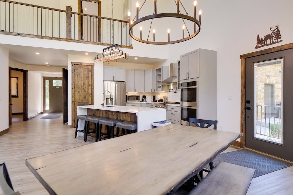 Hot Tub, Pool Table & Fireplaces: Blue River Gem