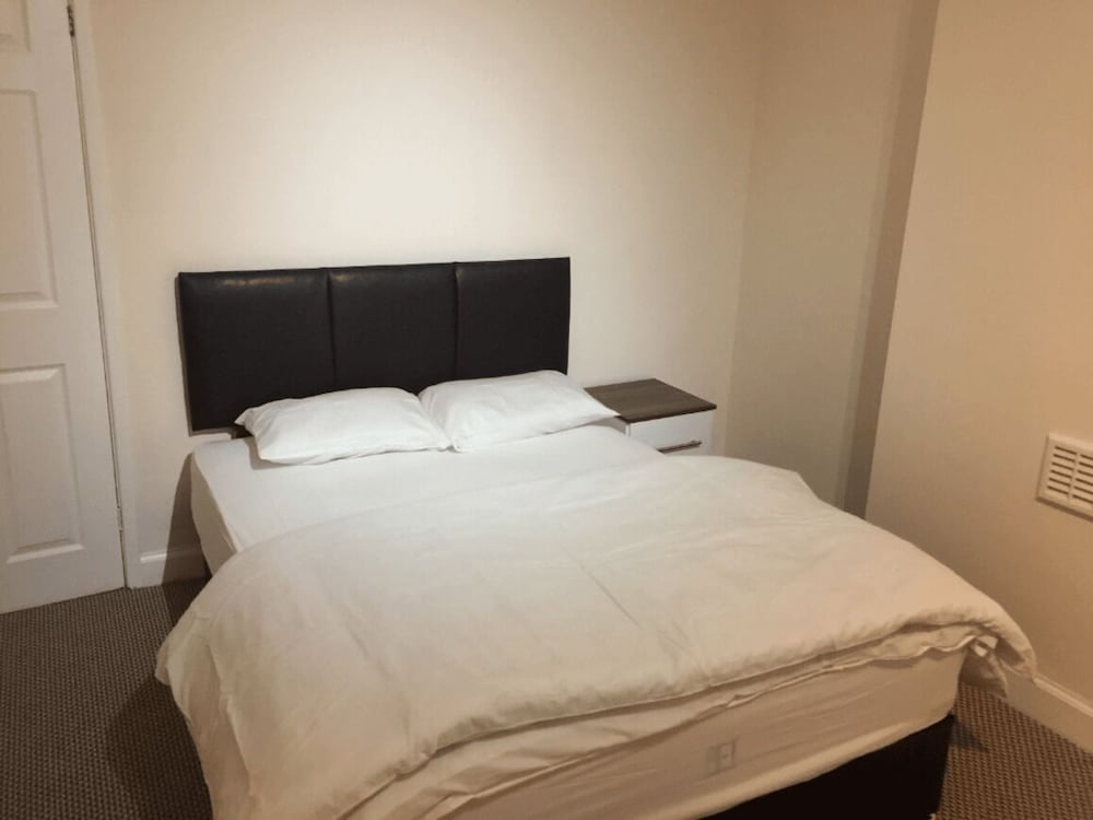 Room in Guest Room - Spacious Room in Leicester view 4