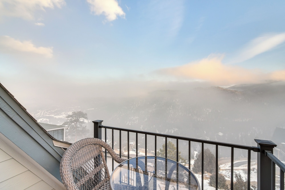 The View at Mountain Retreat By Red Rocks & Golden