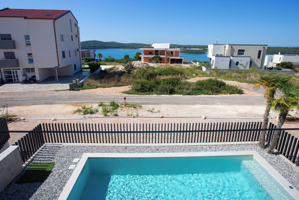 Villa Yana with Pool and Sea View