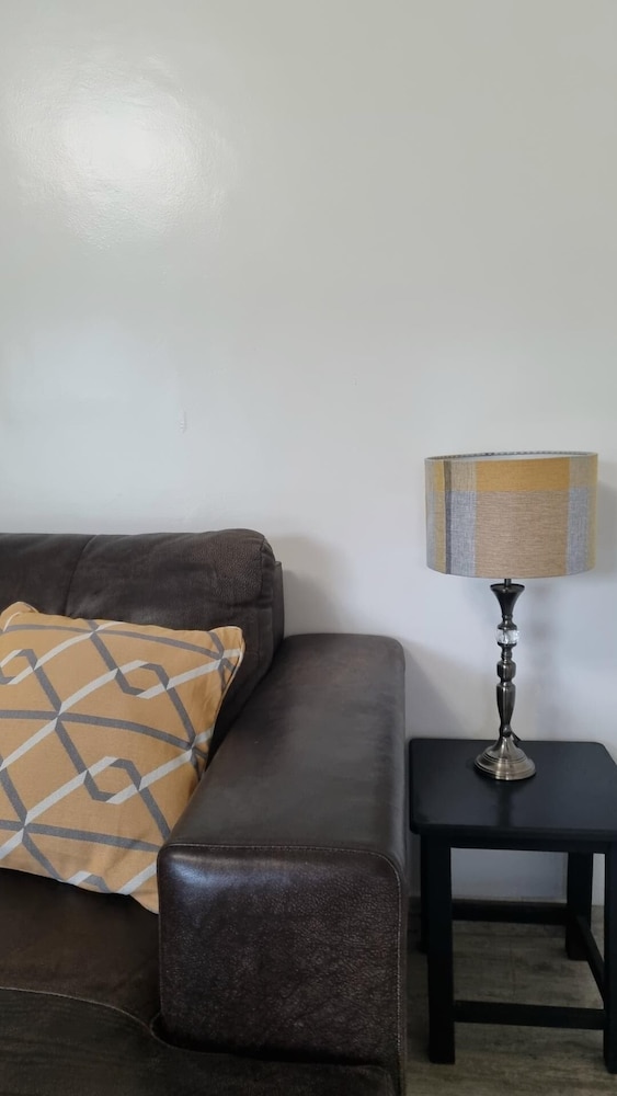 2br/cottage/swimming Pool/near Airport
