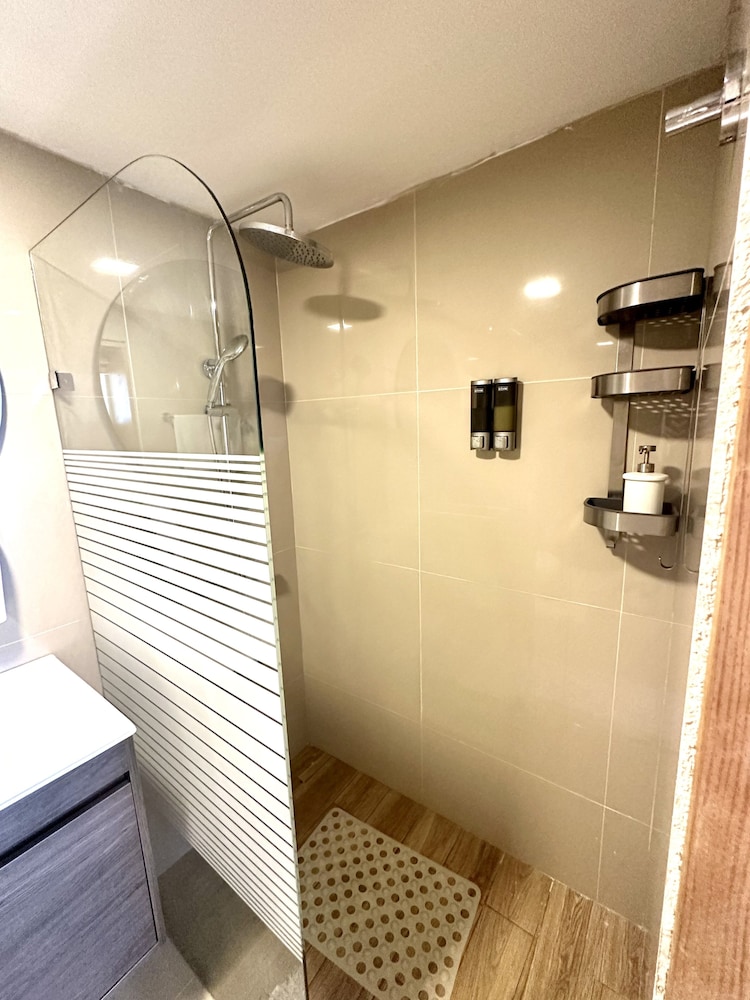 Marlborough Vacations - Silbury House - Property Image 8