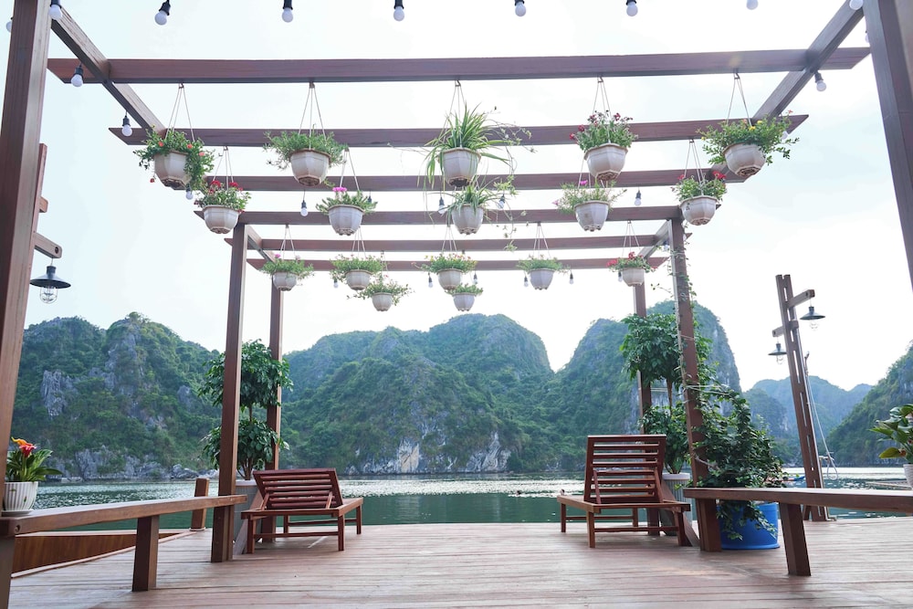 Lan Ha Floating Homestay