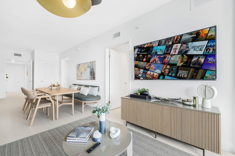 Experience Luxury & Bayfront Views