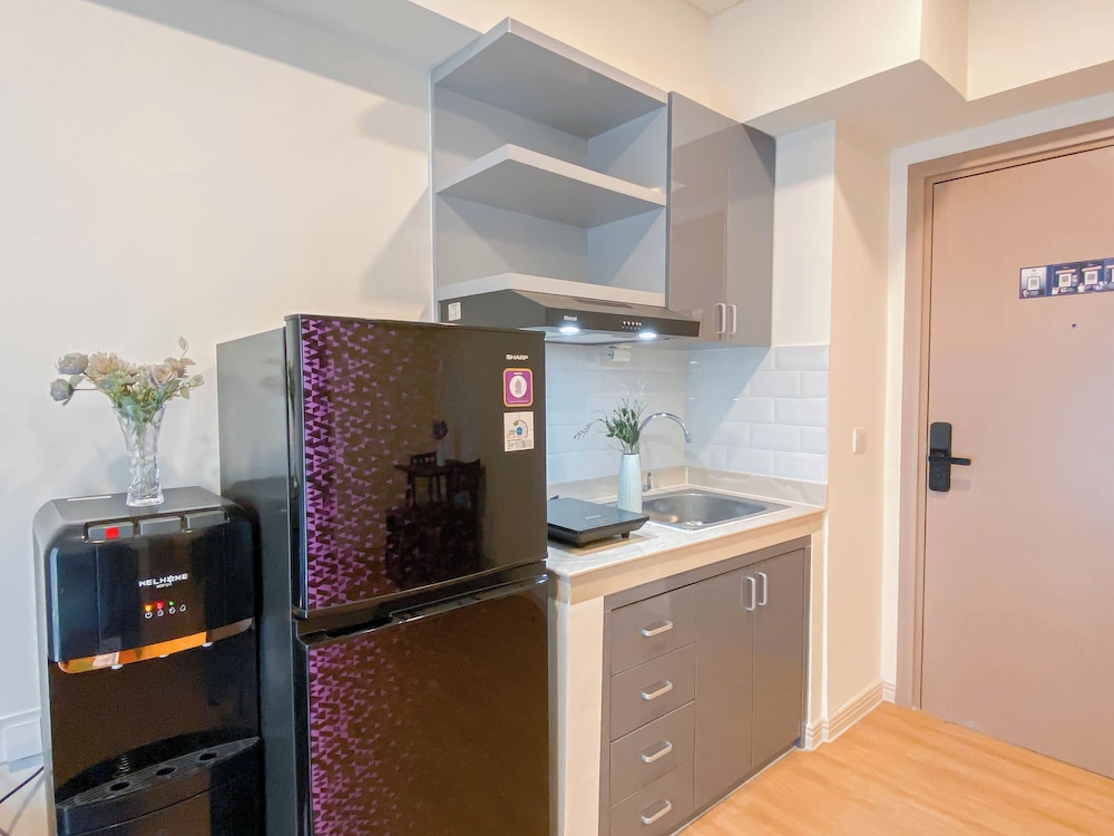 Warm And Cozy 1Br With Makeup Room At Meikarta Apartment