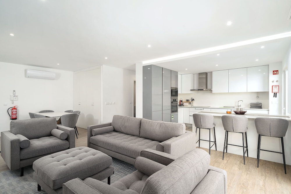 Lagos Modern 1 With Pool by Homing