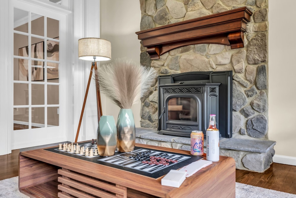 Cozy Family Retreat With Great Views and Game Room