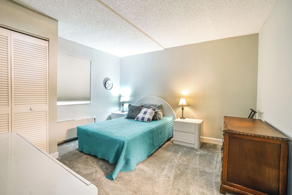 Pool Access & Waterfront Balcony: Hudson Condo!
