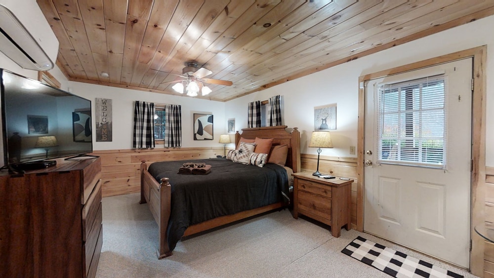 The Ranch Cabin on 6 Secluded Acres in the Great Smoky Mountains by RedAwning