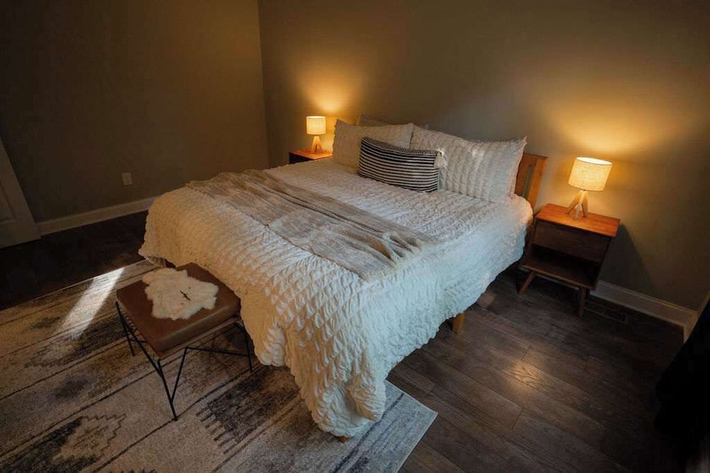 Modern 2 BD Cabin With hot tub & Games & Central Loc