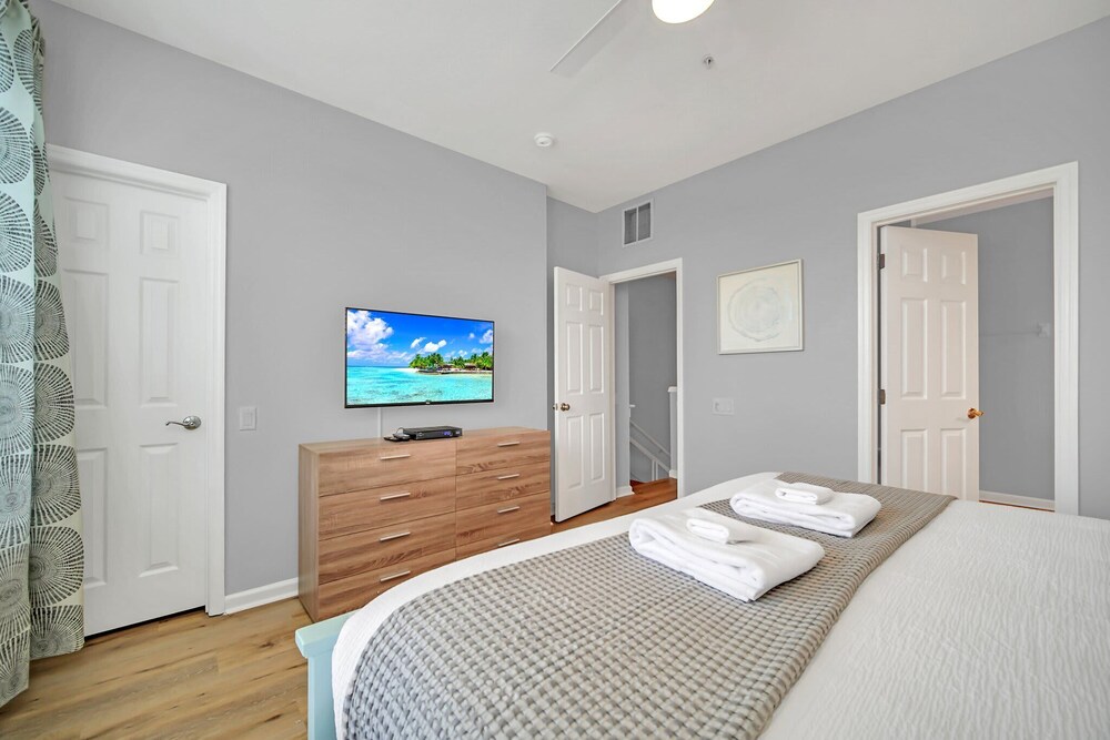 Spacious and Modern Townhome! Close to Attractions and Conventions Center! 3vc5014-10