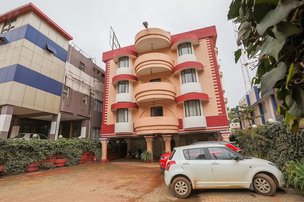 OYO 48910 Hotel Blue Bird view 2