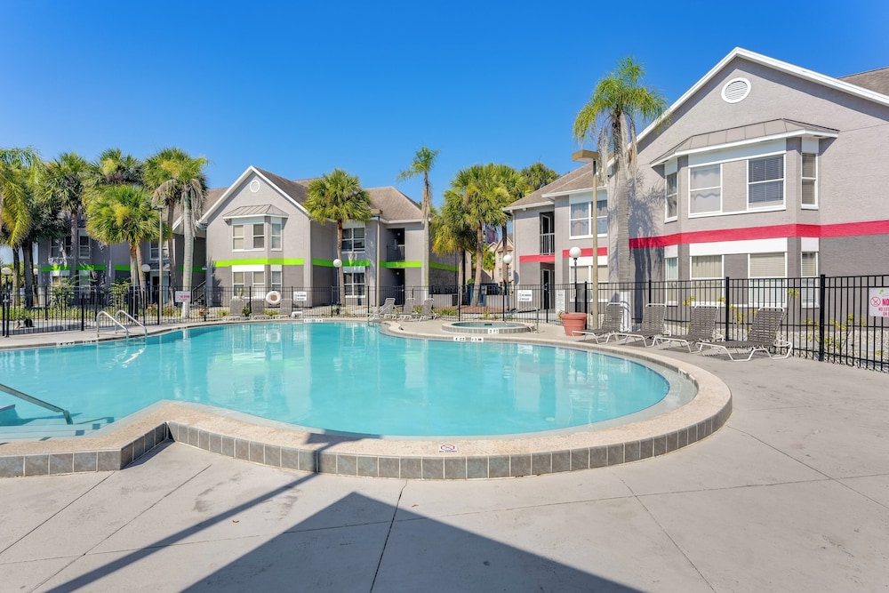 2 Mi to Disney & Old Town: Resort Condo w/ Perks