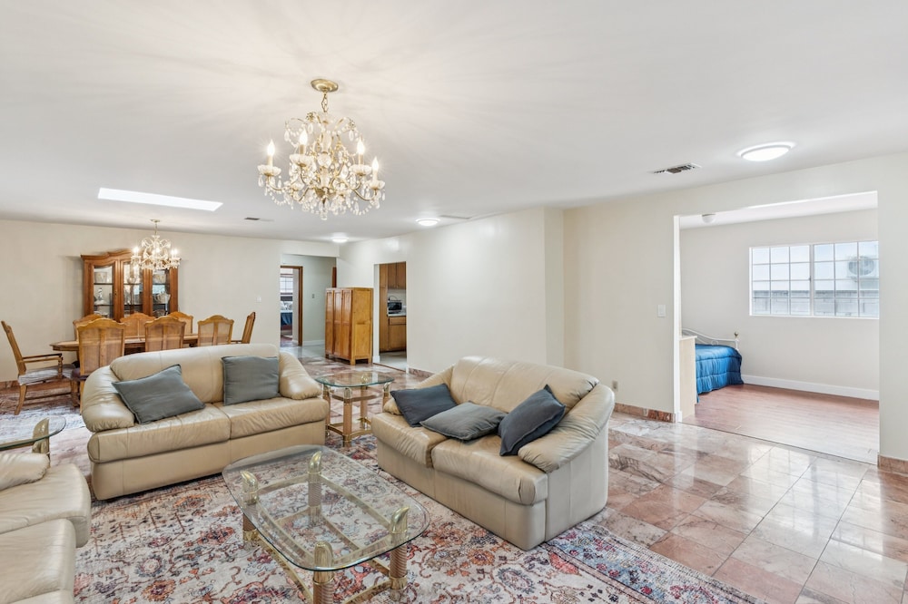 Russell House Near Hollywood & Griffith Park 3 Bedroom Home