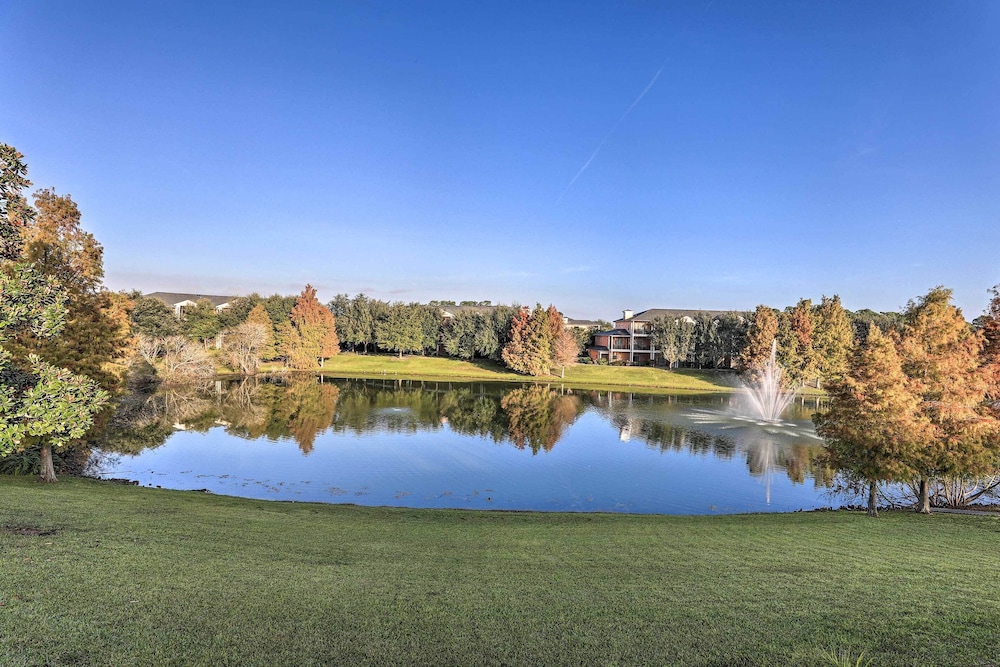 Vibrant Condo w/ Pool Access: 11 Mi to Disney