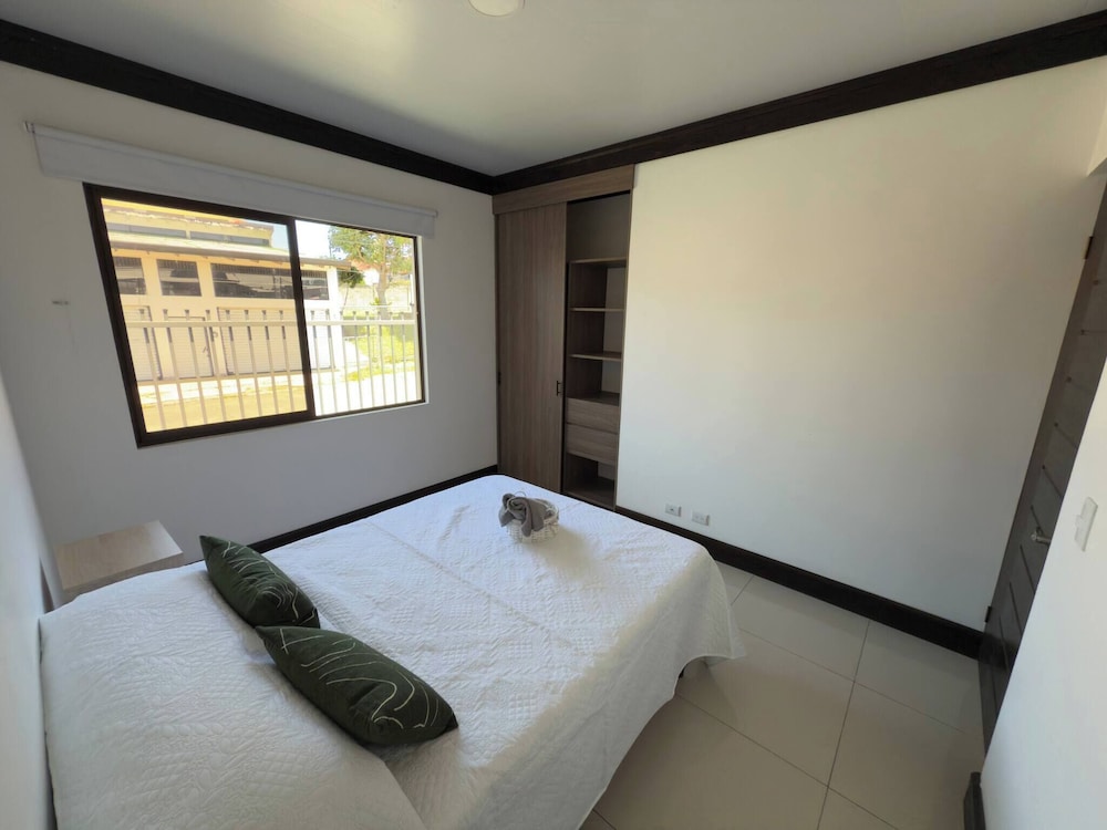Fully Equipped 3 Beds 2 Cars 20-min Airport