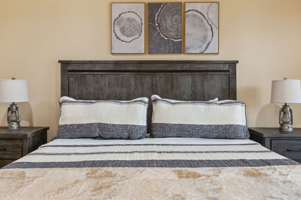 Robeson Hood Lodge 4 Bedroom Home