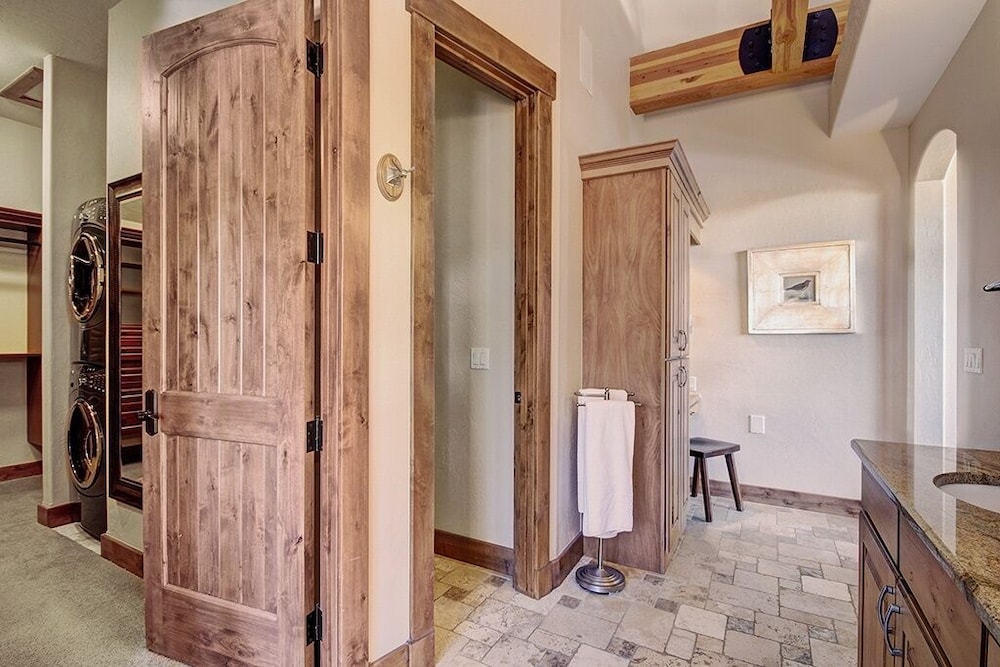 Mountain Majesty Manor 5 Bedroom Home by RedAwning