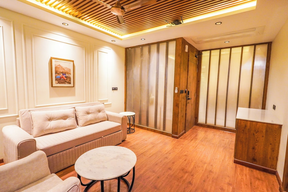 Carom Hotel Manali