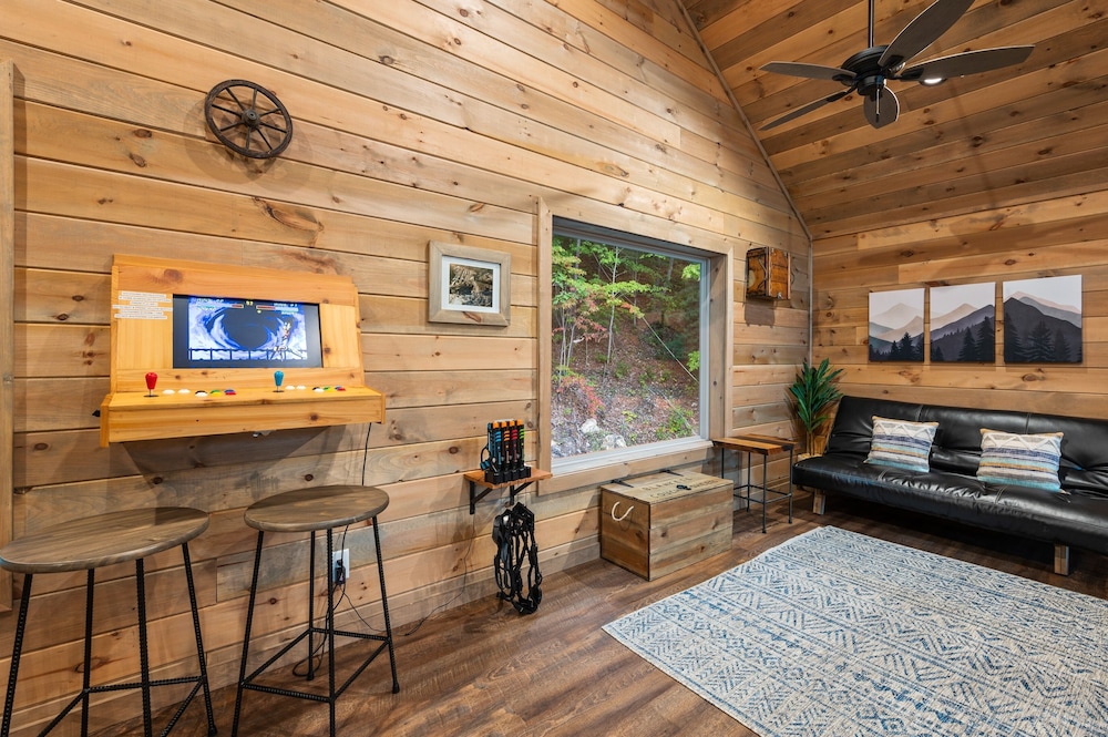 Goodness Gracious 3 Bedroom Cabin by RedAwning - Property Image 2
